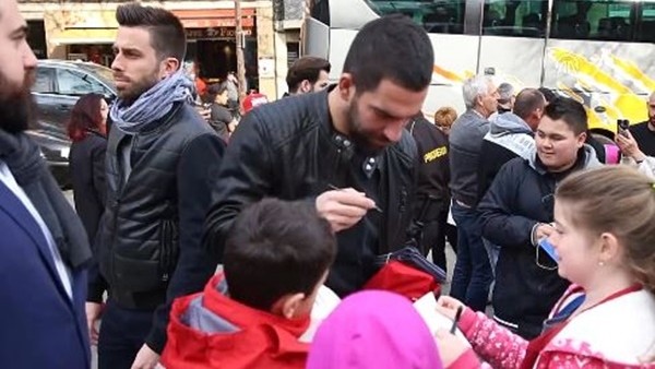 Arda Turan hastanede yatan çocukları sevindirdi