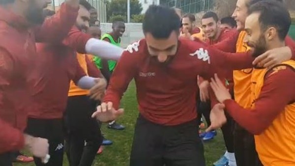 Alanyasporlu oyucnular Tzavellas'a hoşgeldin dedi