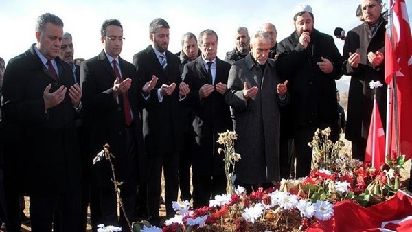 Galatasaraylı yöneticilerden şehit polis Fethi Sekin'in kabrine ziyaret