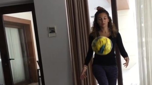 Robin van Persie'nin eşi futbolculara taş çıkarttı!