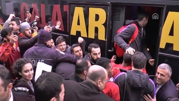 Galatasaray kafilesine coşkulu karşılama