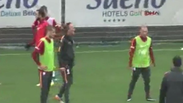 Riekerink'ten Selçuk İnan'a fırça