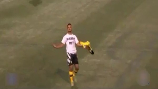 Evlilik teklifi etti, sarı kart gördü!