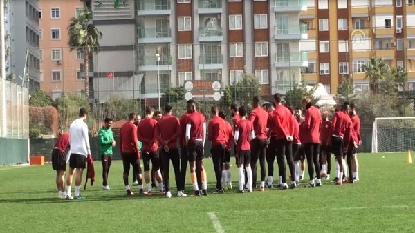 Aytemiz Alanyaspor, Beşiktaş maçına altyapı hocalarıyla hazırlanıyor