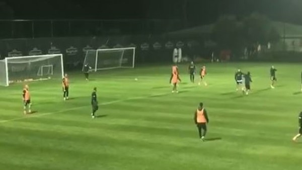 Aras Özbiliz'in antrenmanda attığı şık gol