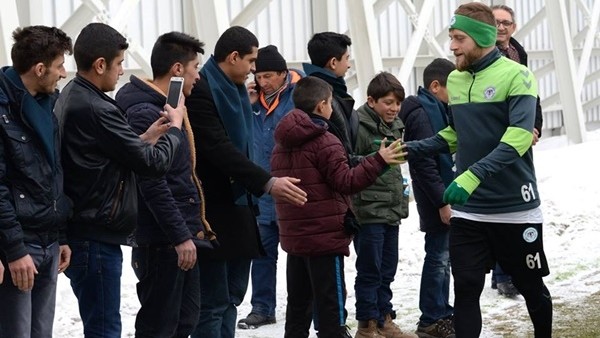 Van'dan gelen öğrenciler Konyaspor antrenmanını ziyaret etti