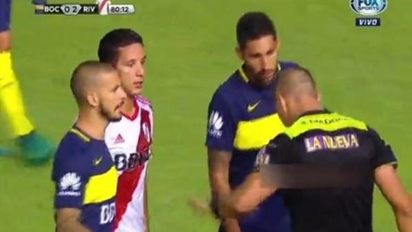 Boca Juniors-River Plate maçında oyuncular birbirine girdi