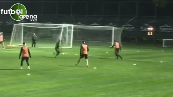 Beşiktaş'ın yeni transferi Mitrovic siyah beyazlı takımla ilk antrenmanına çıktı.