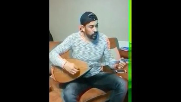 Servet Çetin hem çaldı, hem söyledi!