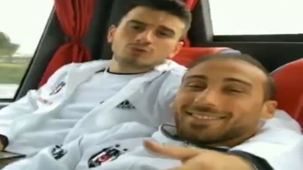 Oğuzhan Özyakup'tan "Gece Gölgenin Rahatına Bak" performansı