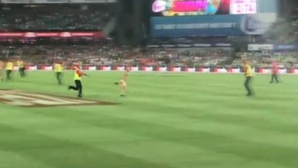 Çırılçıplak sahaya daldılar