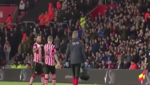 Futbolcular şaşkına döndü! Maçın ortasında...