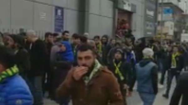 Kadıköy'de maç öncesi bilet kuyruğu.