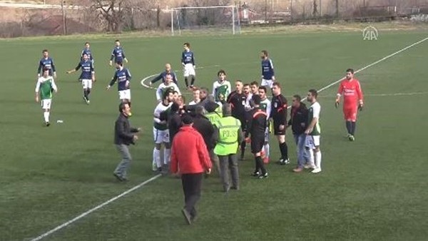 Amatör maçta kavga