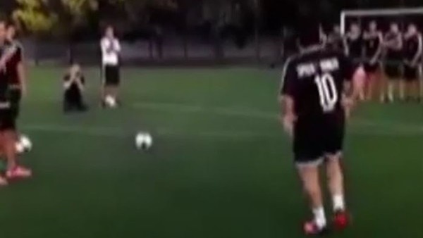 Maradona ustalığını konuşturmaya devam ediyor