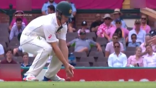 Topu yanlış yere attı