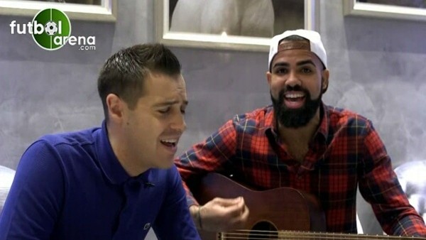 Antalyasporlu Sandro Ranieri şarkı söylüyor