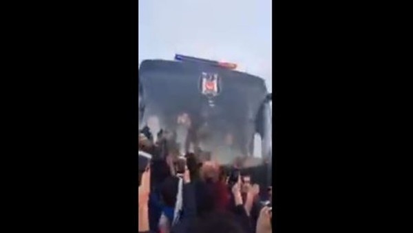 Beşiktaşlı taraftarlar ilgi göremeyince takım otobüsünü durdurdu
