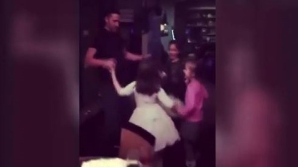 Tosic kızlarıyla dans ediyor