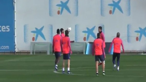 Busquets'ten Suarez'e sert hareket