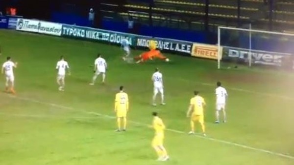 AEK kalecisinden büyük hata!