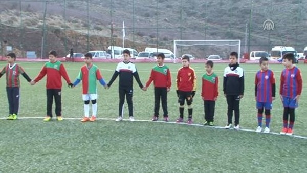 Minik futbolcular şehit Fethi Sekin için sahada