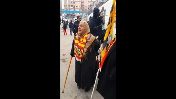 Malatyasporlu teyzenin hakem isyanı! 'Benim elime vereceksiniz'