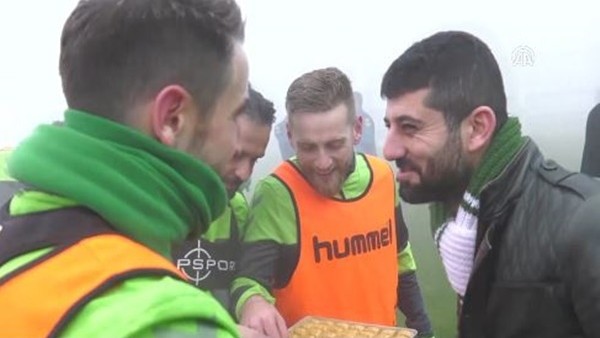 Atiker Konyasporlu taraftarlardan futbolculara baklava ikramı