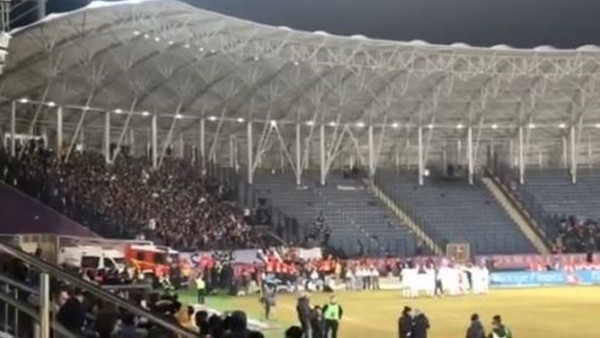Beşiktaşlı futbolcular galibiyeti taraftarlarıyla kutladı