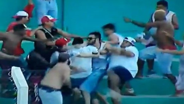 Vasco-Fluminense derbisinde tekme tokat kavga ettiler