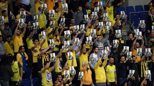 Fenerbahçe Ülker Arena'da İzmir marşı!