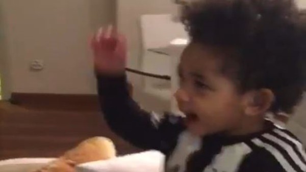 Atiba'nın oğlundan babasına özel Beşiktaş tezahüratı