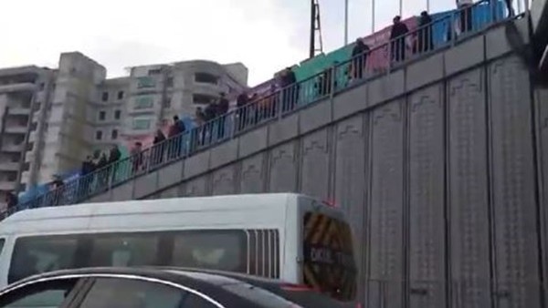 Beşiktaş kafilesi stada gelirken Galatasaraylı taraftarlardan protesto