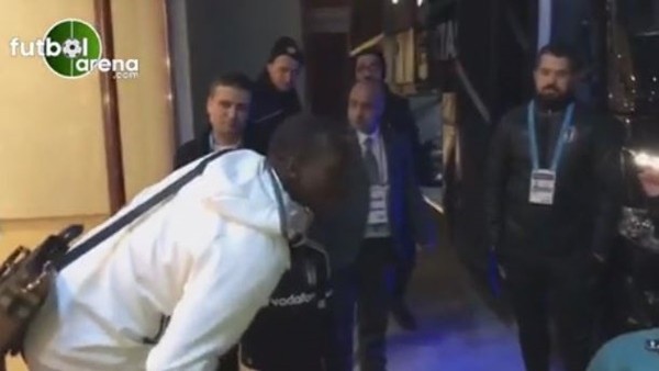 Beşiktaşlı oyuncular maç sonu taraftarlarla fotoğraf çekildi