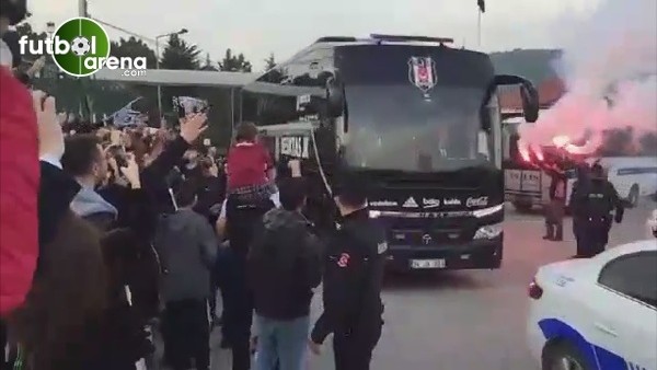 Beşiktaş taraftarları takımlarını uğurlarken.