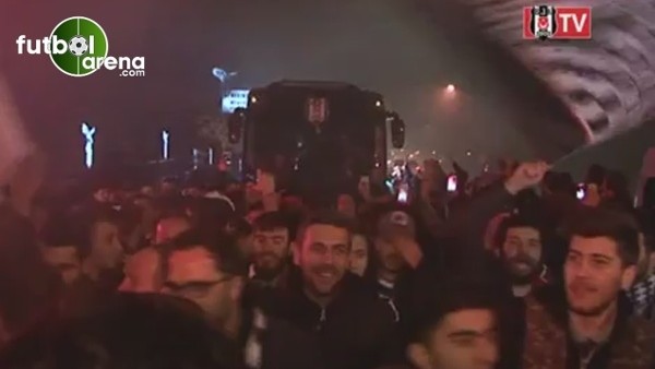 Beşiktaş taraftarları Ümraniyede takımını çoşkuyla karşıladı.