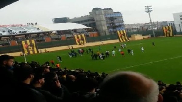 İstanbulspor - Erzurumspor maçında iki takım futbolcuları birbirlerine girdi