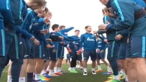 Branislav Ivanovic'in yeni takım arkadaşlarıyla tanışma anı