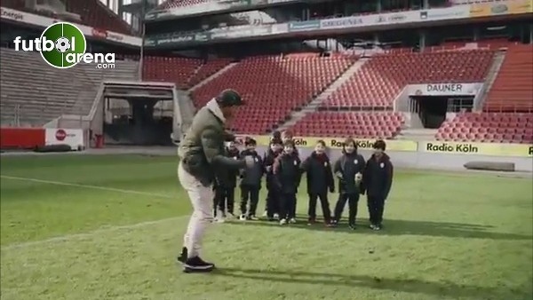 Lukas Podolski'ye minik aslanlardan destek