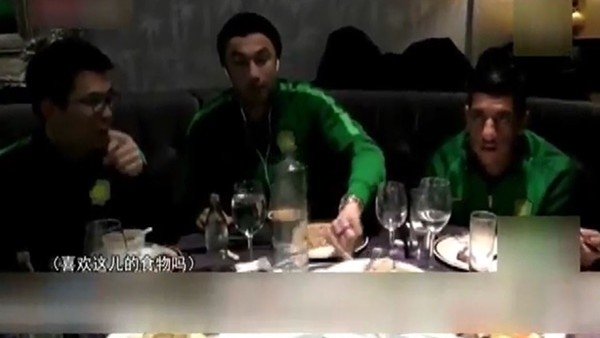 Burak Yılmaz, Çin yemeklerine alıştı!