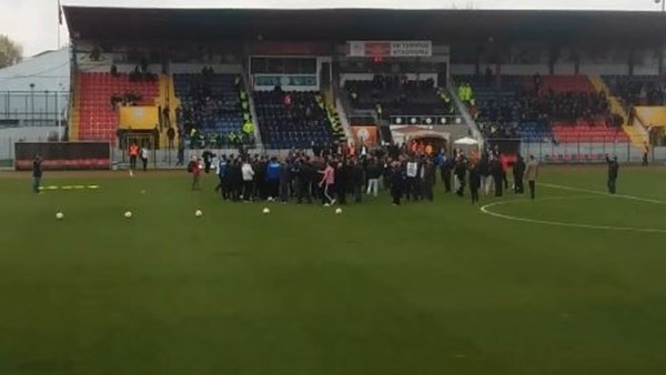 Düzcespor - Bodrumspor maçında ortalık karıştı