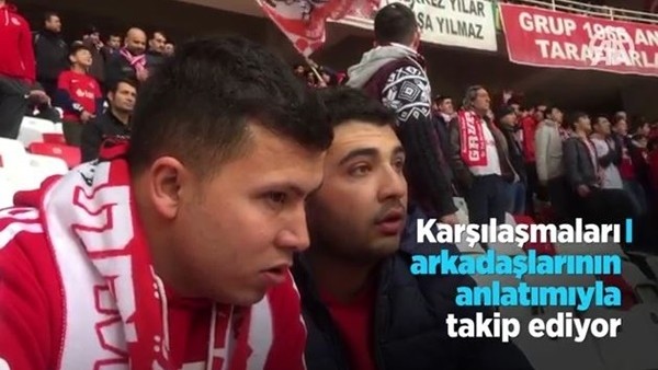 Maç heyecanını arkadaşlarının anlatımıyla yaşıyor