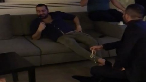 Arda Turan ve Burak Yılmaz doğum günü kutlamasında. Arda şarkı söylerken...