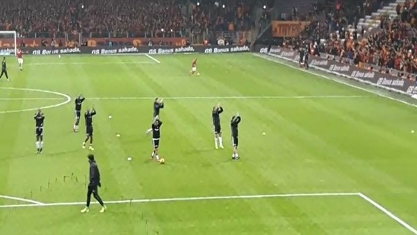 Beşiktaş takımı sahaya geldi ve  taraftarını selamladı