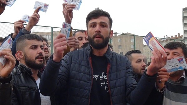 Stada alınmayan biletli taraftarlar isyan etti
