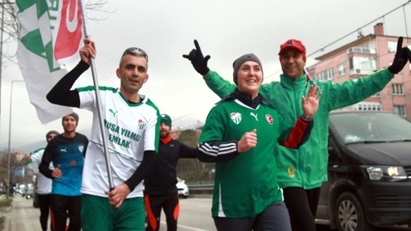 "Sevgilimiz Bursaspor" deyip 15 km koştular