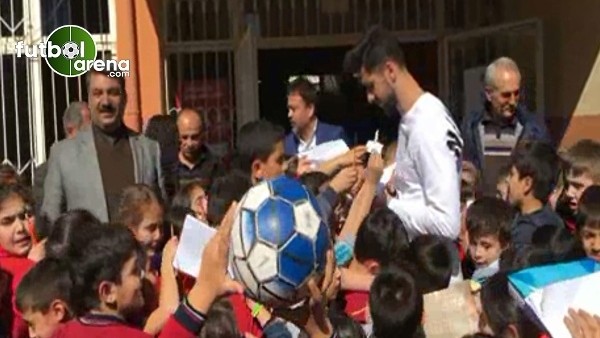Alanyasporlu futbolcular öğrencilerle buluştu