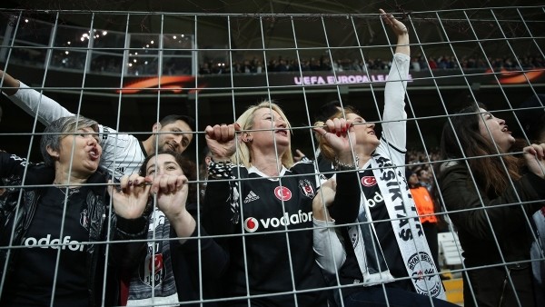 Beşiktaş tribünlerinden "Çocuklar inanın" tezahüratı