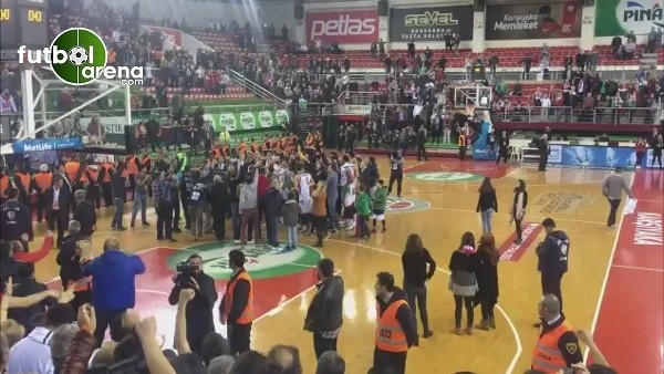 Karşıyaka tribünleri 'Mustafa Kemal'in Askerleriyiz' sesiyle inledi