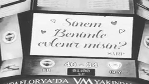 Sarp Akkaya'dan romantik evlilik teklifi